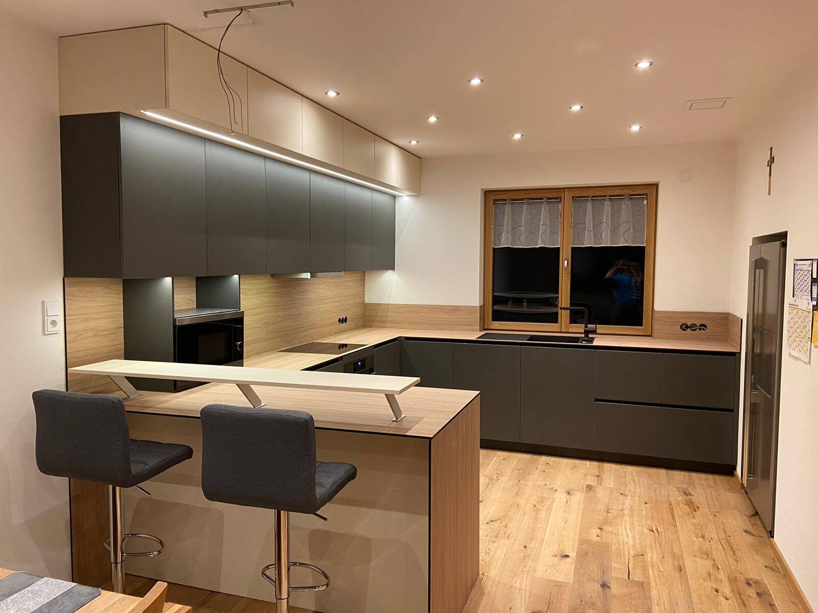 Moderne Einbauküche in Dark Grey Supermatt